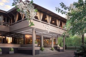 Идеальная Свадьба на Свежем Воздухе: Преимущества Ресторана с Открытой Верандой